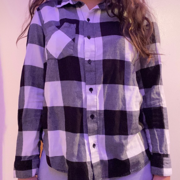 A black and white flannel - Picture 2 of 3